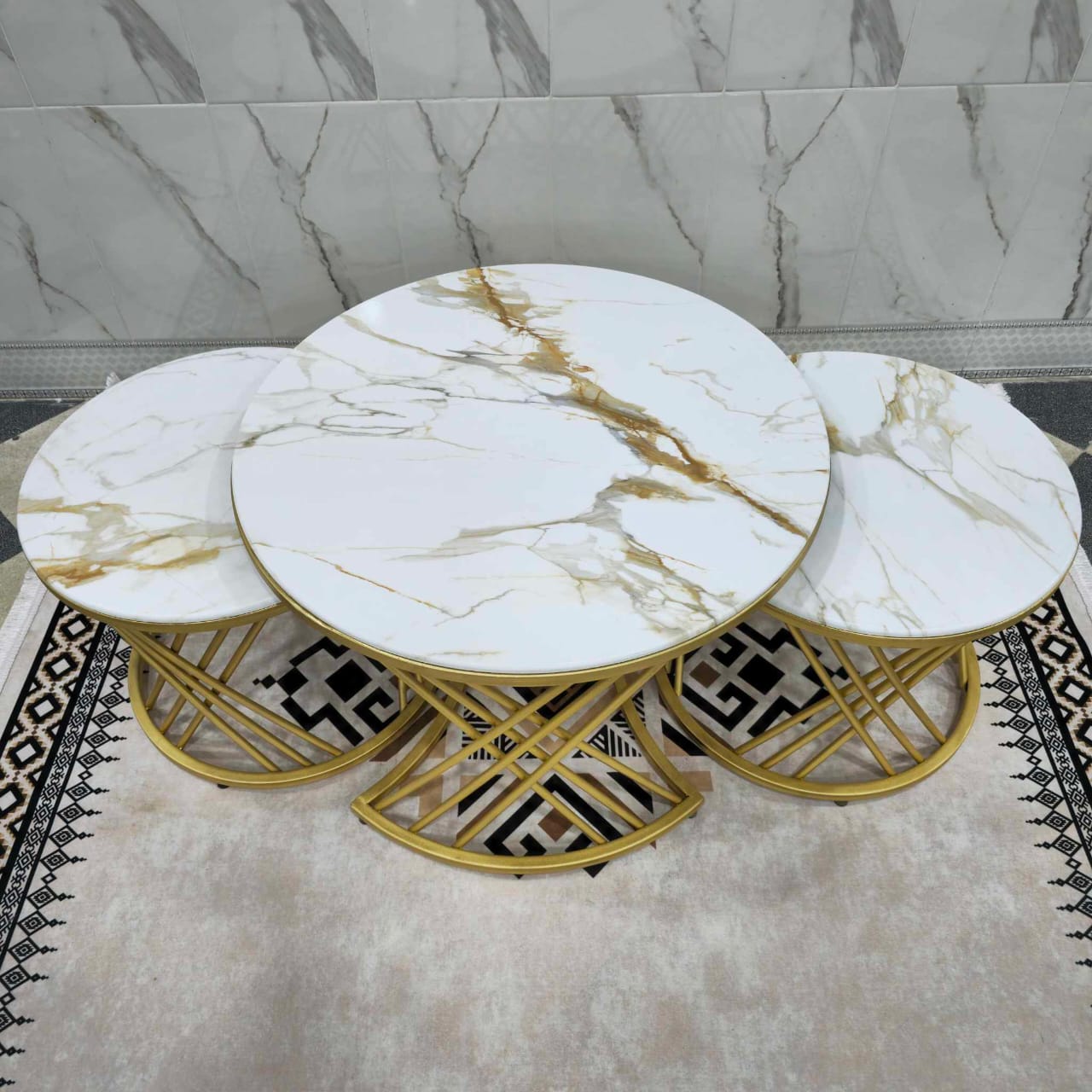 طاولة ثلاثية دائرية فاخرة بتصميم عصري وأنيق - الصورة 3